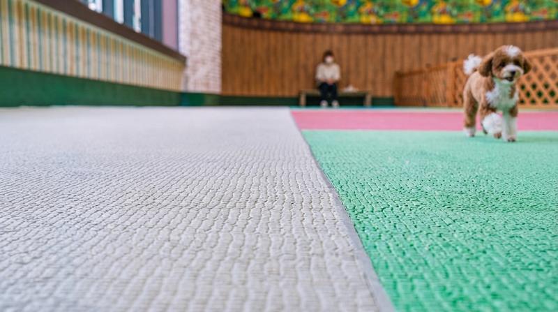 走りやすさを考えた屋内の床